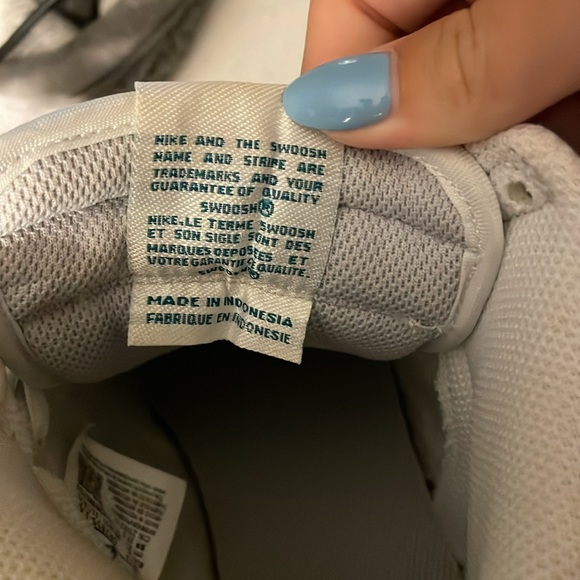 size 8 nike shoes worn a few times but look new - Picture 4 of 4